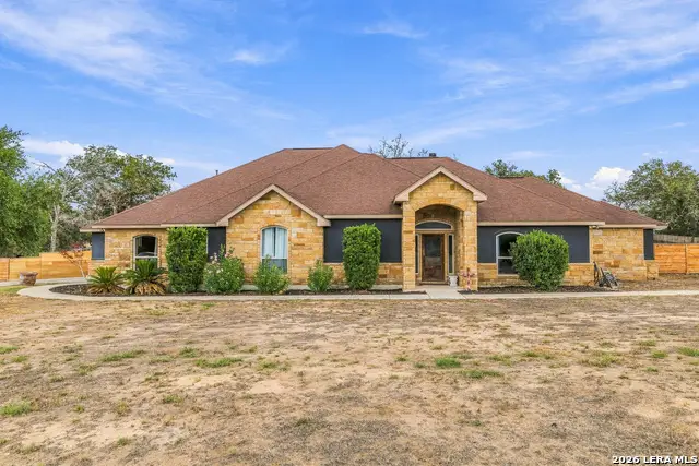 112 Abrego Knoll Dr, Floresville, TX 78114 - #2