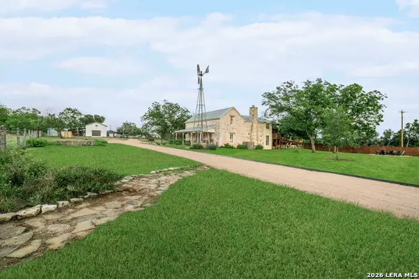 271 Smokehouse Rd, Fredericksburg, TX 78624