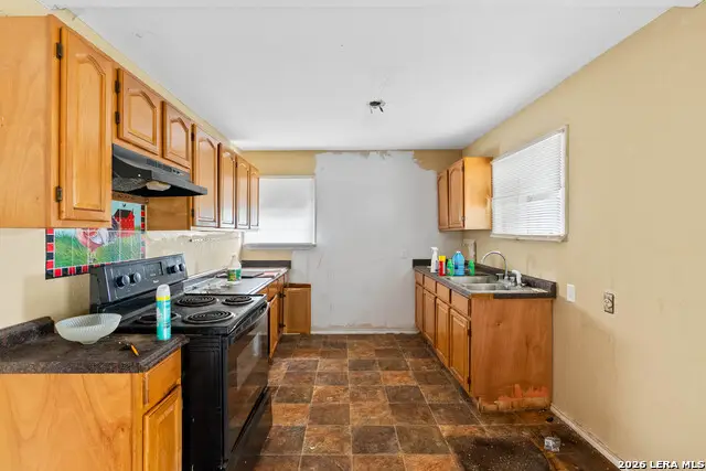 1067 2nd St, Floresville, TX 78114 - #2