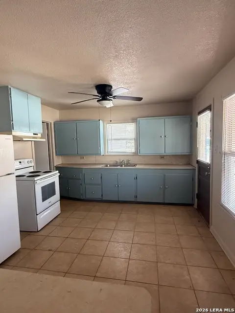 505 S 5th St, Carrizo Springs, TX 78834 - #3