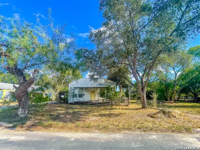 302 E Carter St, Beeville, TX 78102 - #1