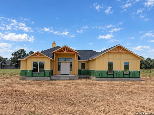 123 Pradera Ridge Drive, Floresville, TX 78114