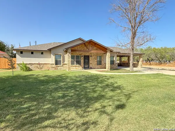 300 Bluebonnet Ave, Devine, TX 78016