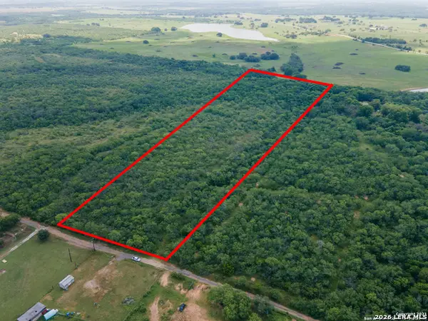 452 Ramos Ln, Floresville, TX 78114