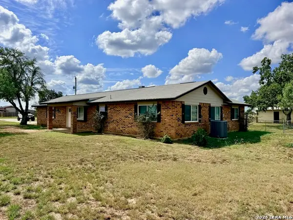 611 Deer Trail Dr, Jourdanton, TX 78026