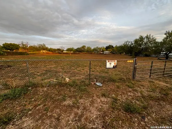 412 N Transportation Dr, Devine, TX 78016