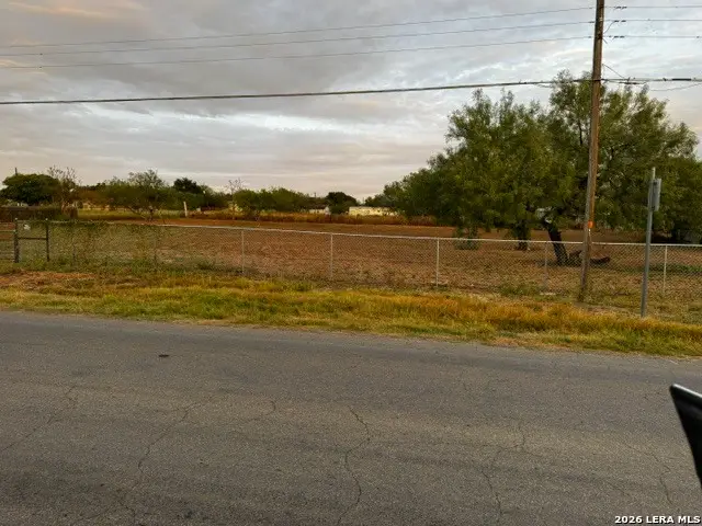 412 N Transportation Dr, Devine, TX 78016 - #3