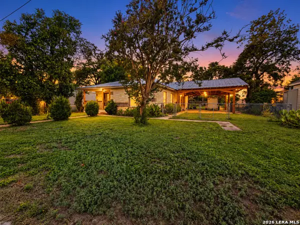 1306 1 /2 16th St, Hondo, TX 78861