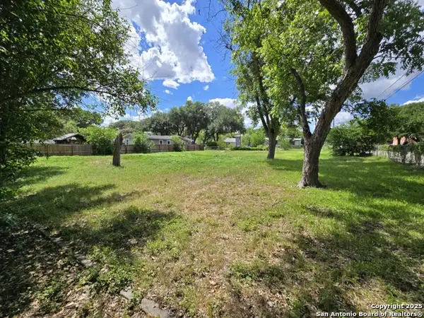 102 Leisure Dr, Balcones Heights, TX 78201