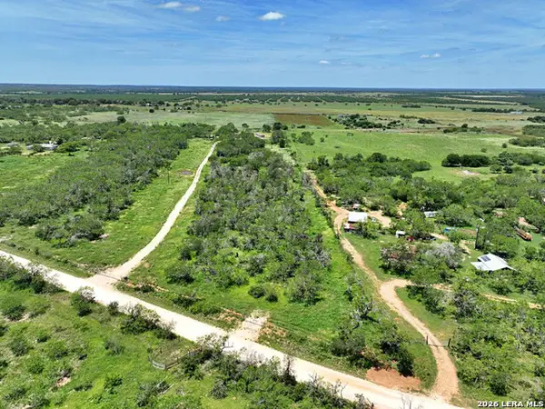 533 County Road 477, Stockdale, TX 78160