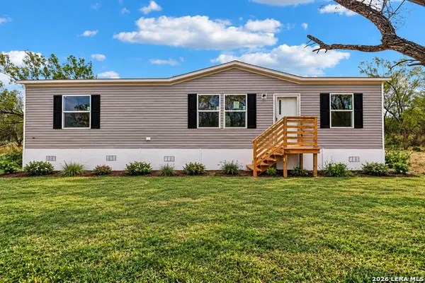 172 County Road 2667, Devine, TX 78016
