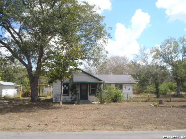 921 Pecan St, Seguin, TX 78155 - #1