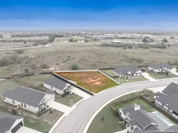 144 W Magnolia Cir, La Vernia, TX 78121