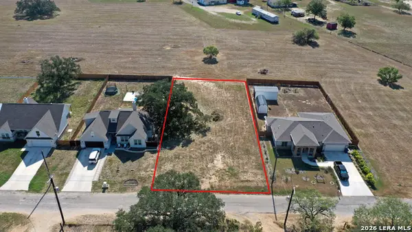 1108 Devine Dr, Devine, TX 78016