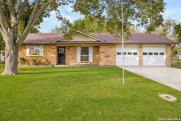 208 Brook St, Seguin, TX 78155