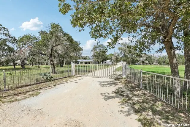 240 Oak Hollow Dr, La Vernia, TX 78121 - #1
