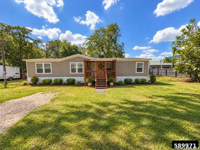 105 E Newman St, Cuero, TX 77954 - #1