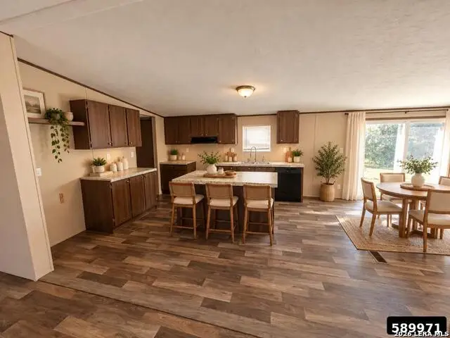105 E Newman St, Cuero, TX 77954 - #3