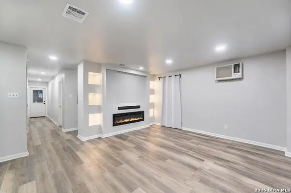 1403 Meadow Gln, Adkins, TX 78101
