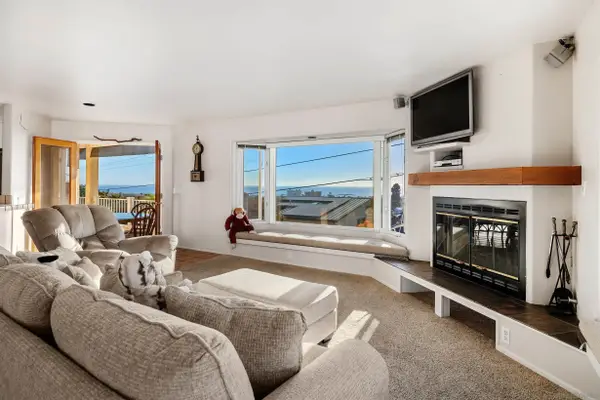 5111 Winsor Dr, Pacific Beach, CA 92109