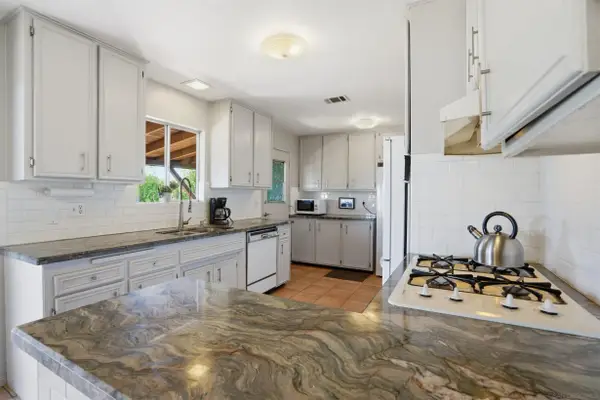 2384 Glenn Rd, Fallbrook, CA 92028