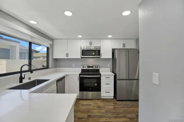 8878 Regents Road #201, San Diego, CA 92122