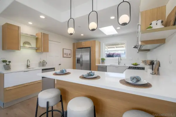 1011 Knowles Ave., Carlsbad, CA 92008