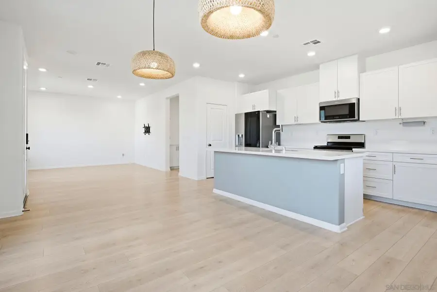 1052 Kendale Way, Vista, CA 92081 - #3