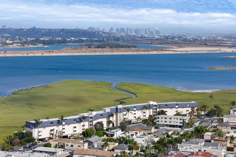 4015 Crown Point #104, San Diego, CA 92109 - #2