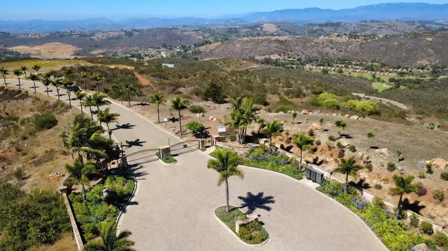 2220 Panoramic Dr. #10, Vista, CA 92084 - #2