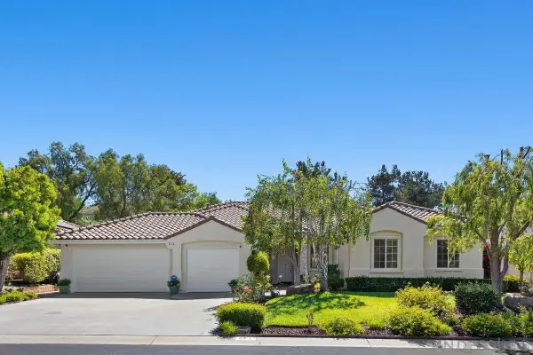 672 Inverlochy Dr, Fallbrook, CA 92028