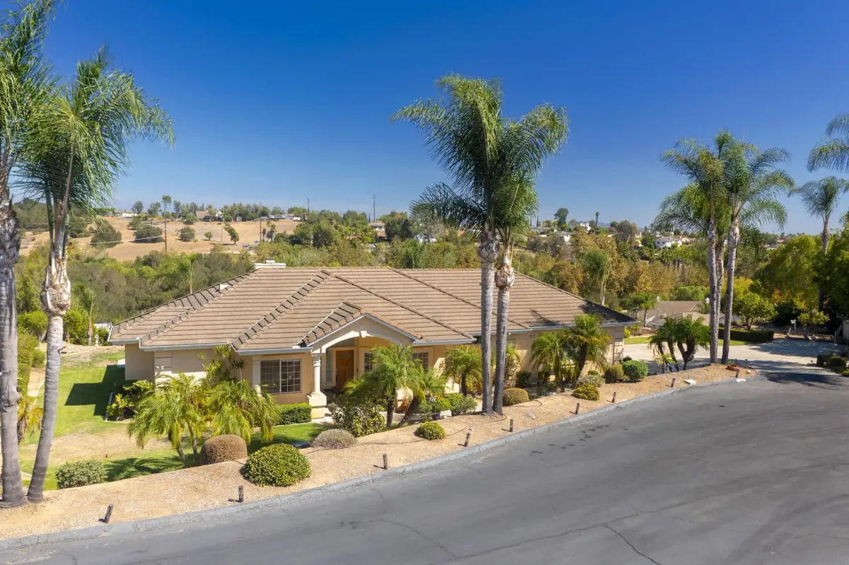 1221 Palomares Ct., Fallbrook, CA 92028 - #1