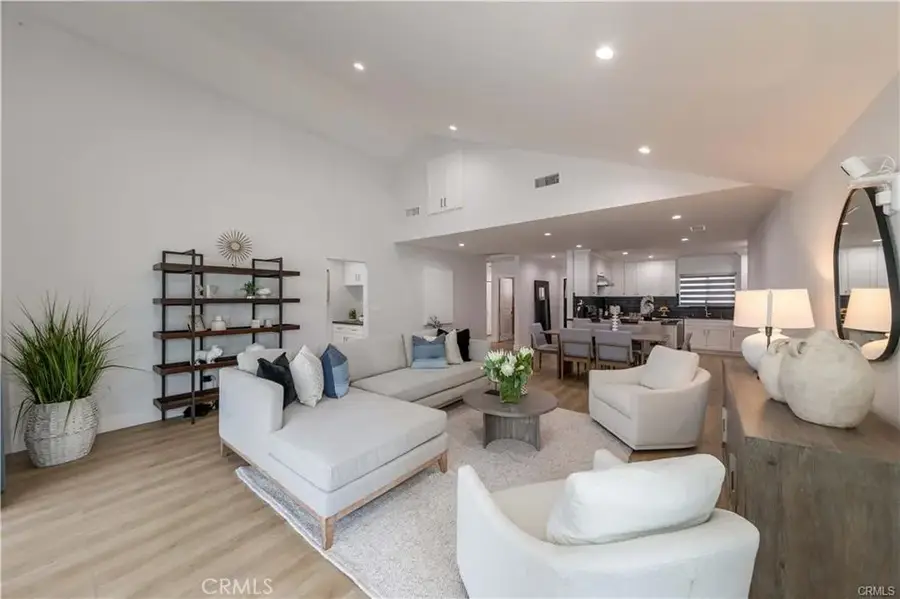 7426 Leescott Avenue, Lake Balboa, CA 91406 - #2
