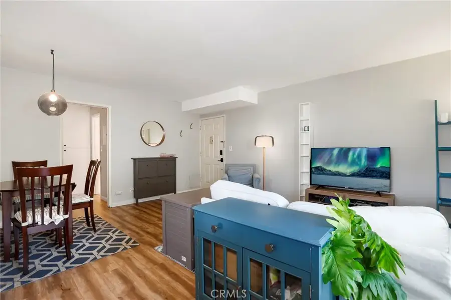 6021 Fountain Park Ln #2, Woodland Hills, CA 91367 - Image #2