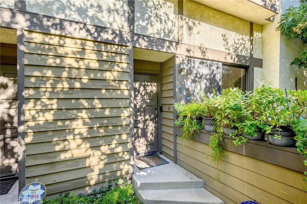 21145 Lassen #3, Chatsworth, CA 91311 - Image #1