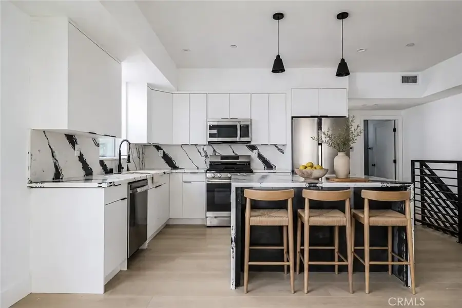 11810 Gilmore, North Hollywood, CA 91606 - #2