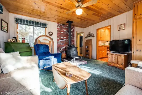 23996 Wildwood Ln, Crestline, CA 92325