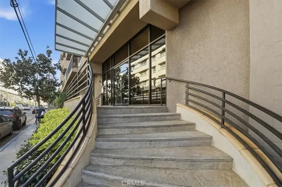 7320 Hawthorn Avenue #108, Los Angeles, CA 90046 - Image #3