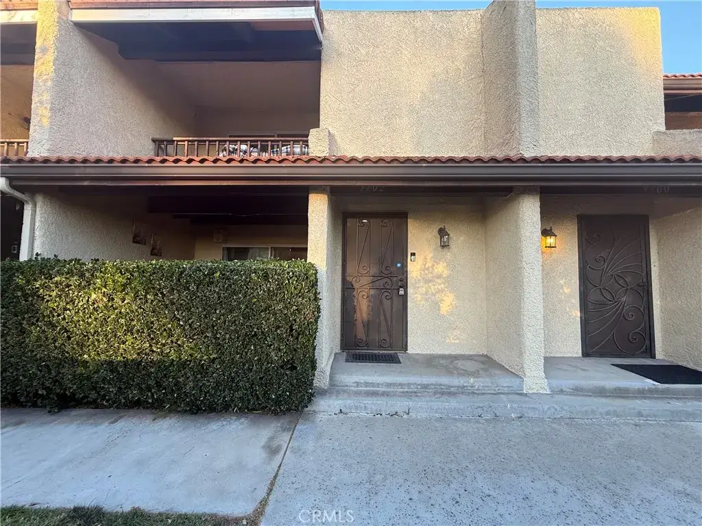 9702 Via Roma, Burbank, CA 91504 - #1