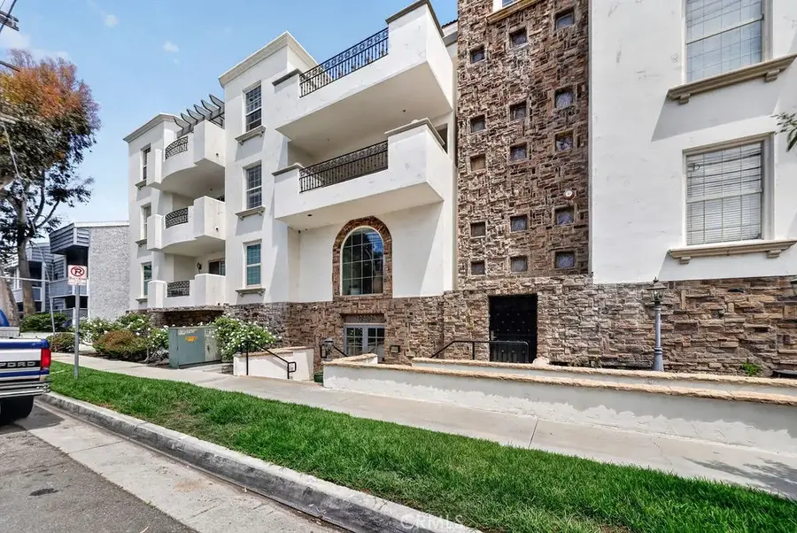 12407 Moorpark Street #104, Studio City, CA 91604 - #3