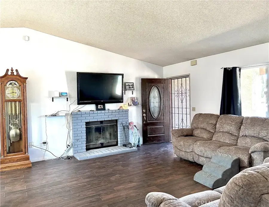 18805 Yucca, Hesperia, CA 92345 - #2