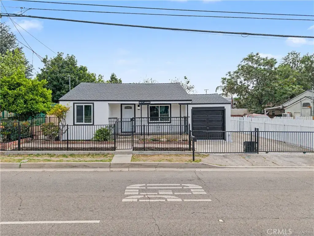 215 W Lugonia Ave, Redlands, CA 92374 - #1