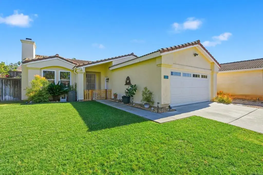 2112 Savona Ct, Vista, CA 92084 - Image #1