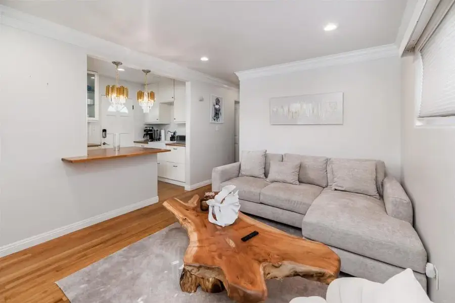 876 Thomas Avenue, San Diego, CA 92109 - Image #3