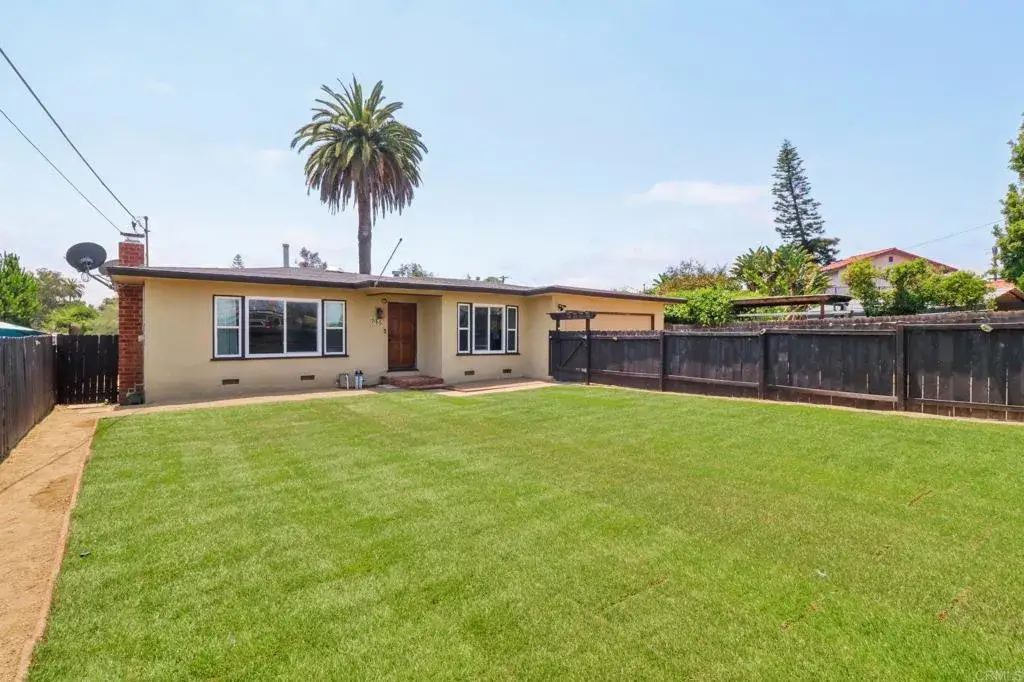 915 Crest View Dr, Vista, CA 92081 - #1