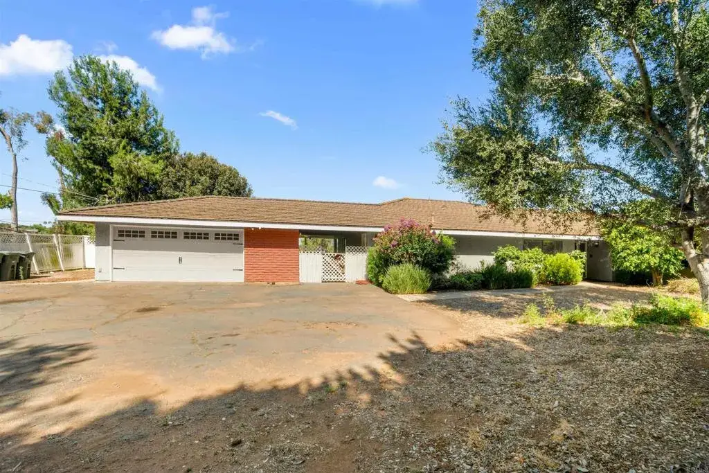 1060 Evergreen Lane, Vista, CA 92084 - #1