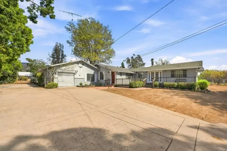 1045 Warmlands Avenue, Vista, CA 92084 - #2