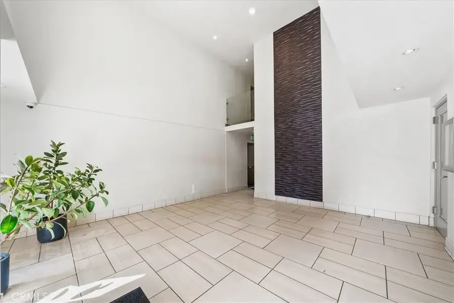 1045 N Kings Road, West Hollywood, CA 90069 - Image #2