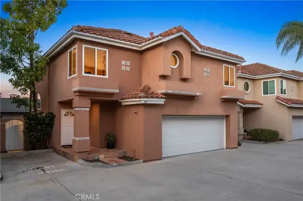 208 Calabria Court, Costa Mesa, CA 92627