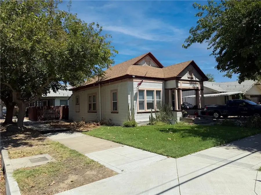 2112 C St, Bakersfield, CA 93301 - #2
